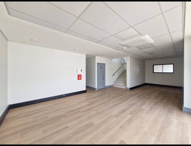 654M² WAREHOUSE TO LET IN STIKLAND INDUSTRIAL